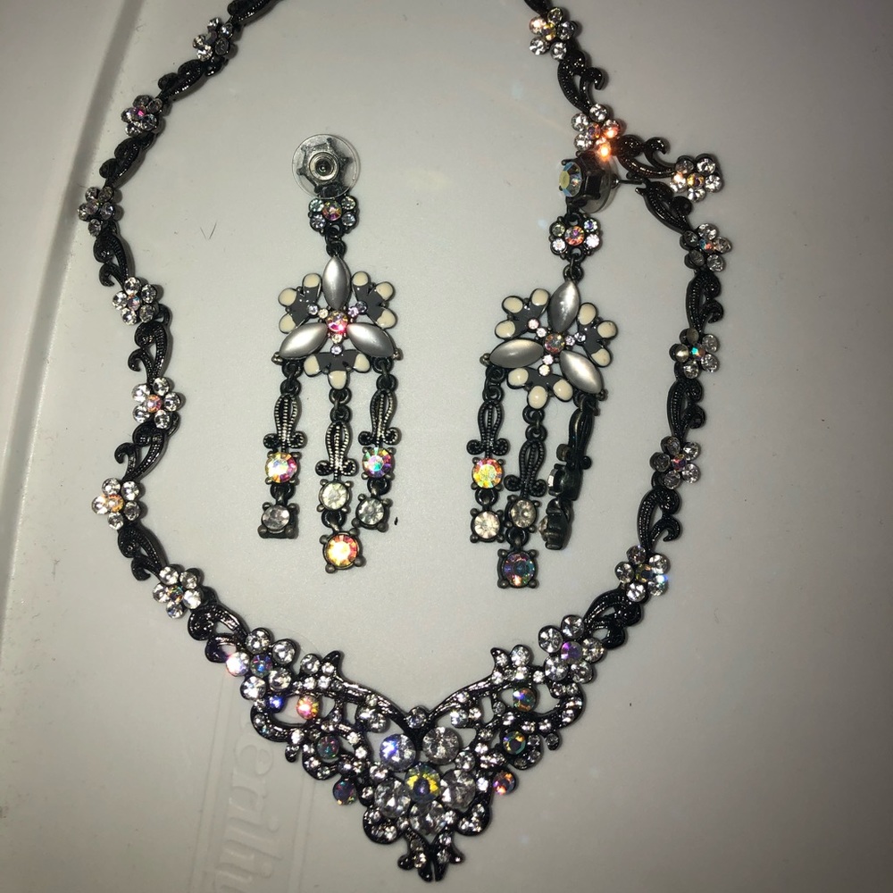 Gorgeous crystal necklace & earring set!